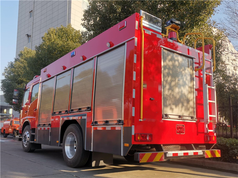 東風(fēng)5.5噸泡沫消防車